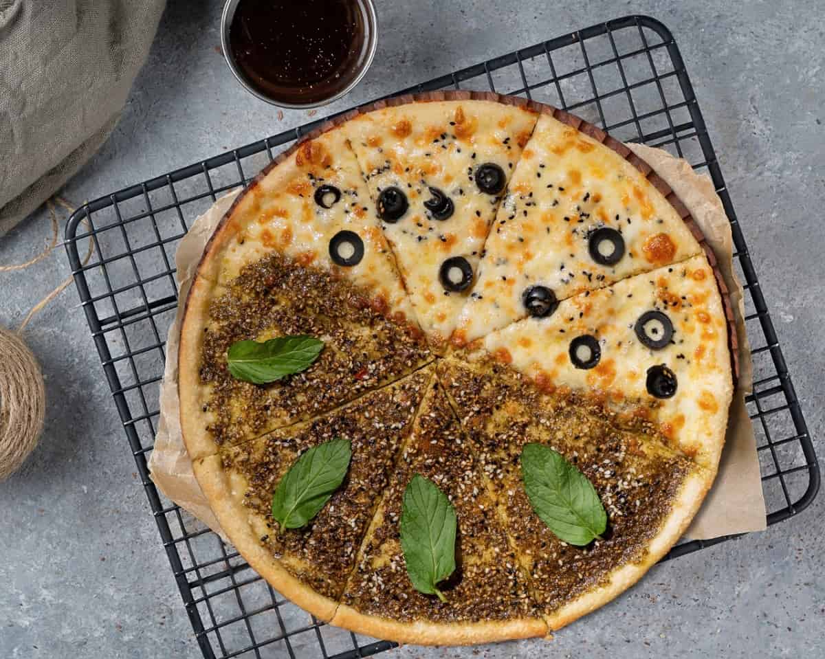 منقوشة زعتر وجبنة