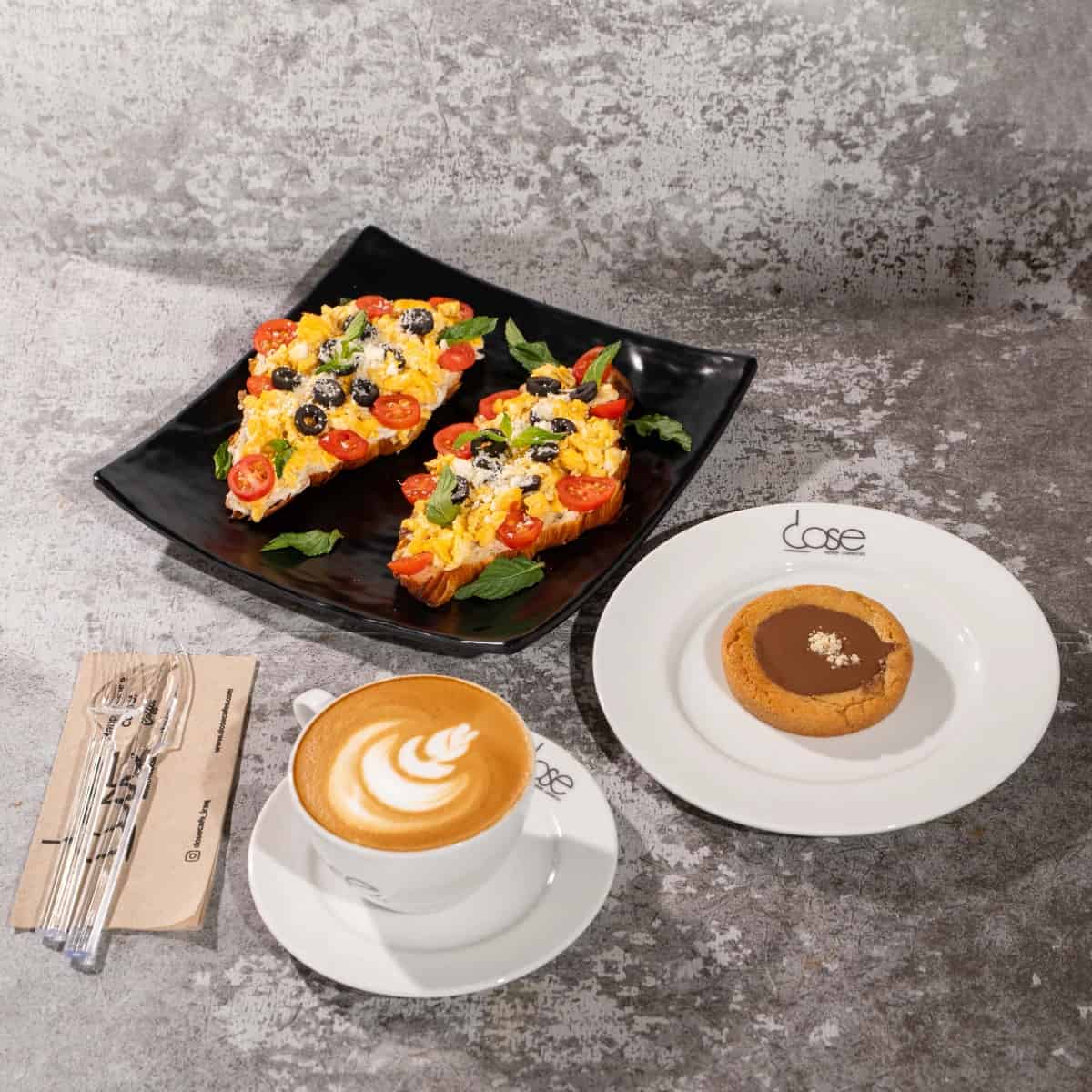 كومبو كرواسون بيض مع فلات وايت